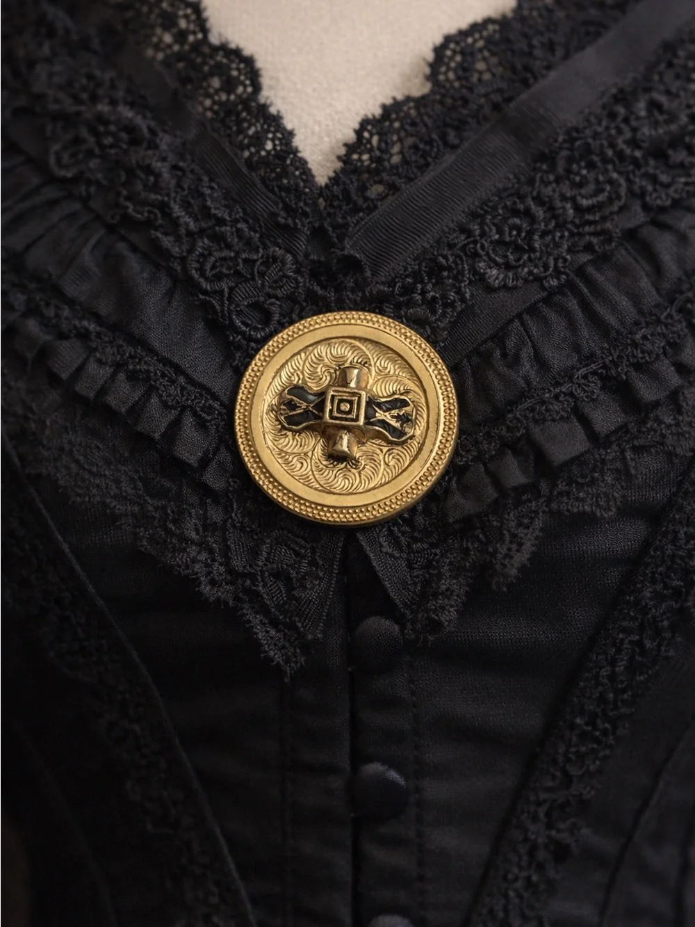 AUTHENTIC VICTORIAN MOURNING/HERALDIC TAILLE D'ÉPARGNE BROOCH (c. 1880s). 4.3g.
